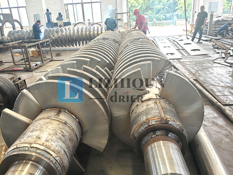 车间实况：一批桨叶干燥机生产中